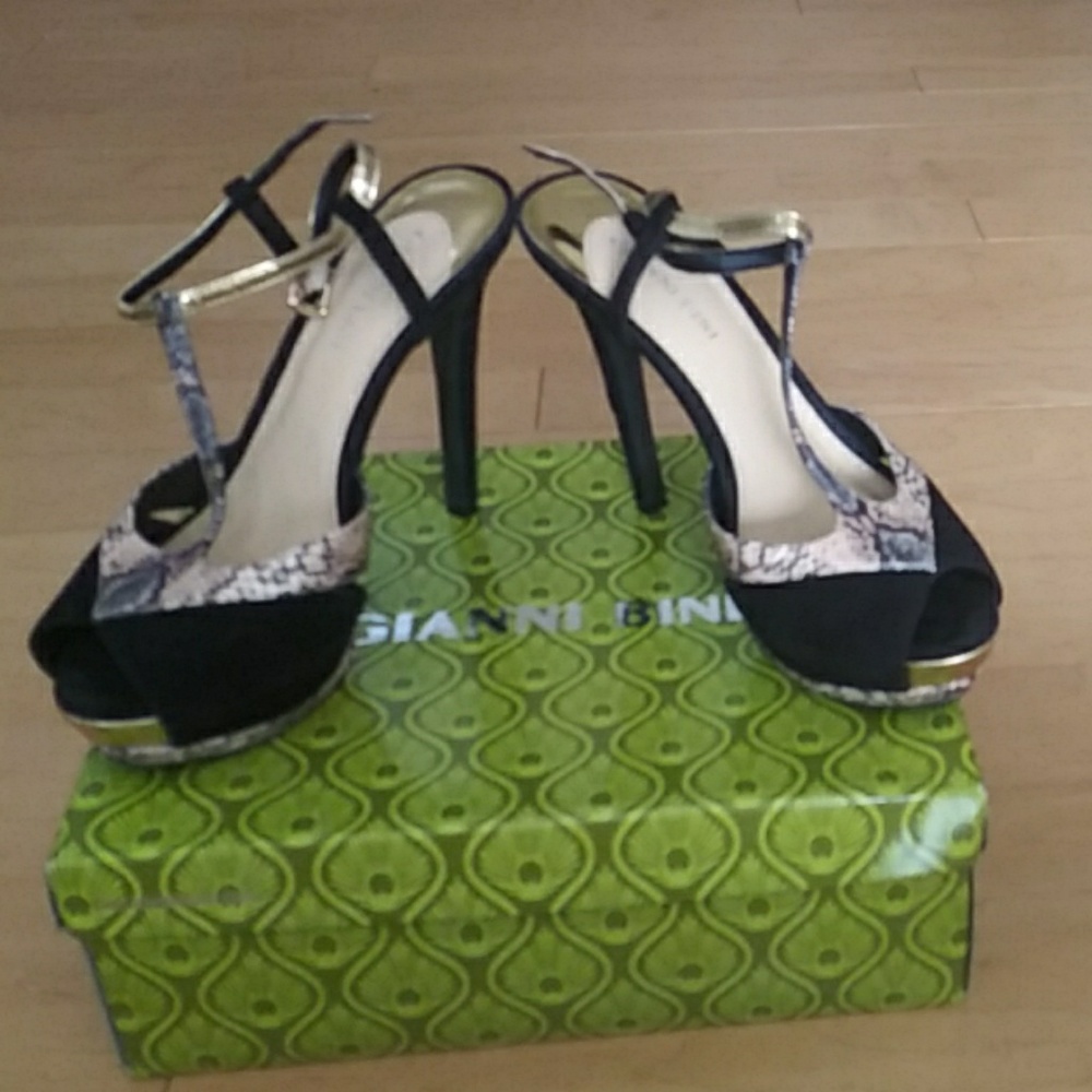 ****SALE****Gianni Bini platform heels